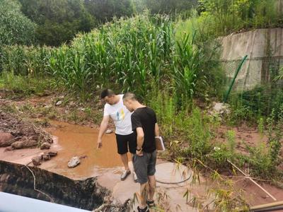 芦山县审计局现场勘察洪灾重建项目建设情况